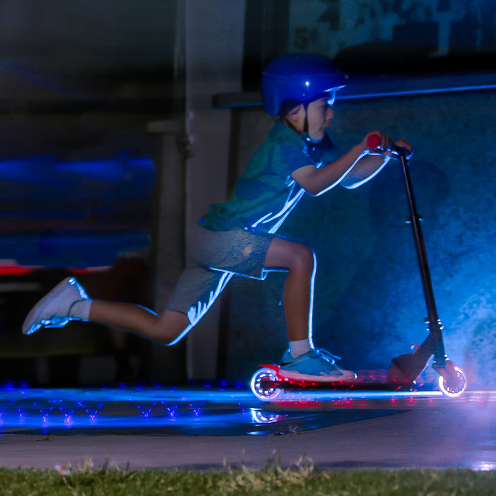 xe-scooter-neon-vector-xanh-duong-cho-be-nang-dong-1